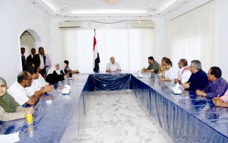 نائب الرئيس لدى لقائه أعضاء المجلس المحلي في عدن أمس